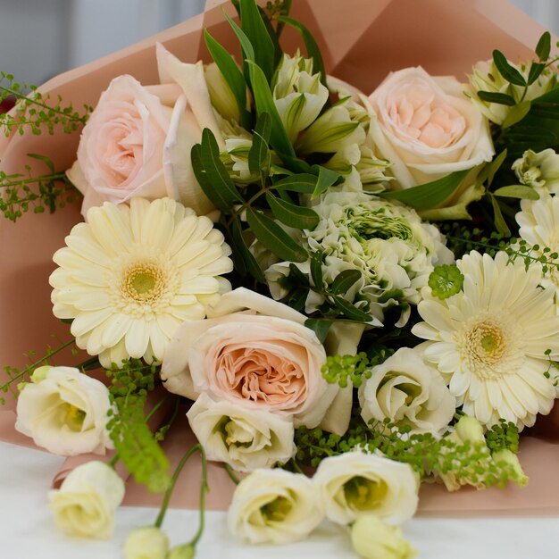 Hermosas flores en la mesa Salón de flores Día de la mujer Entrega de flores