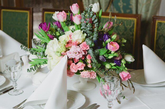 Foto hermosas flores en la mesa