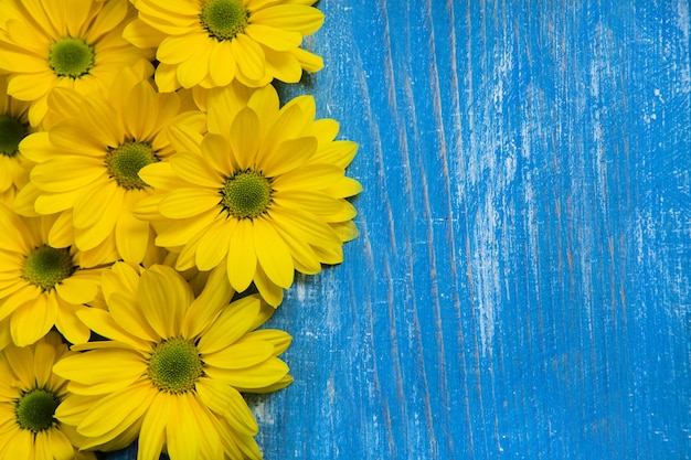 Foto hermosas flores en la pared de madera