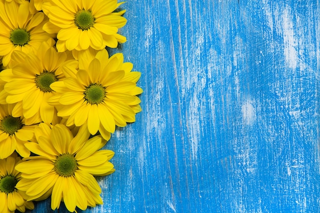 Hermosas flores en la pared de madera