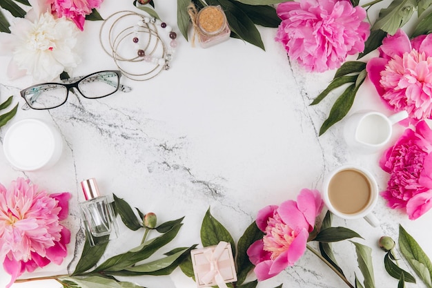 Hermosas flores de peonía rosas y blancas con cuaderno vacío sobre fondo de piedra de mármol blanco espacio de copia para su texto o diseño vista superior plana