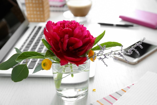 Hermosas flores perfumadas como decoración floral en el lugar de trabajo