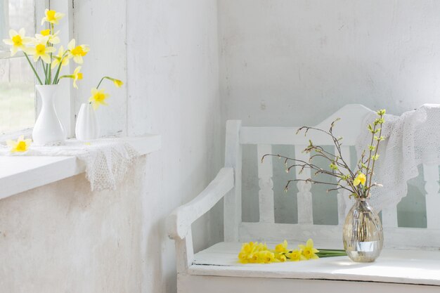 Hermosas flores de primavera en interior vintage blanco