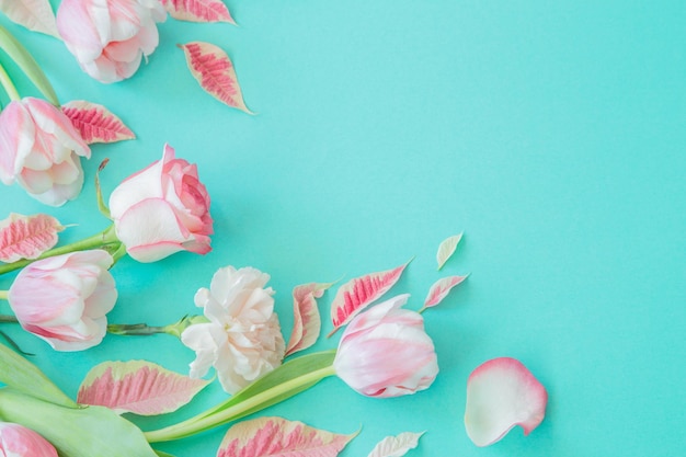 hermosas flores de primavera rosadas sobre un fondo azul