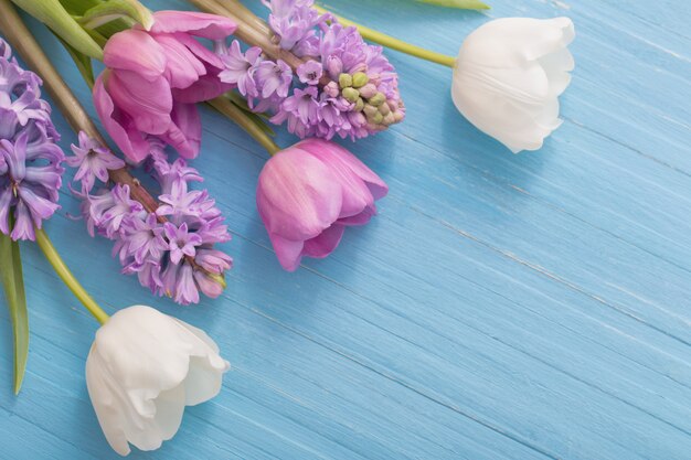 Hermosas flores de primavera sobre fondo de madera azul