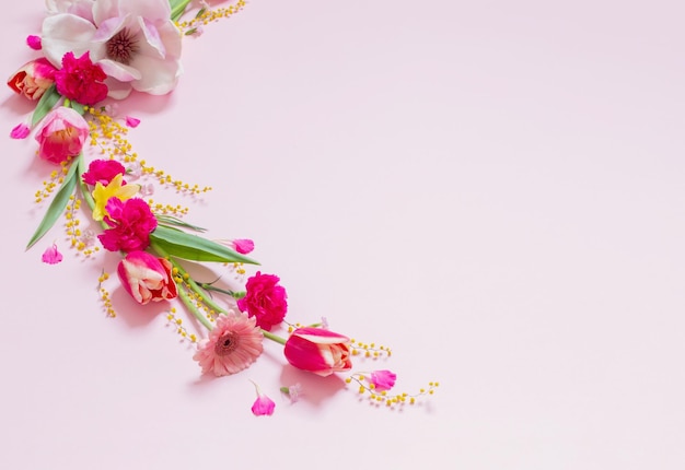hermosas flores de primavera sobre un fondo rosado