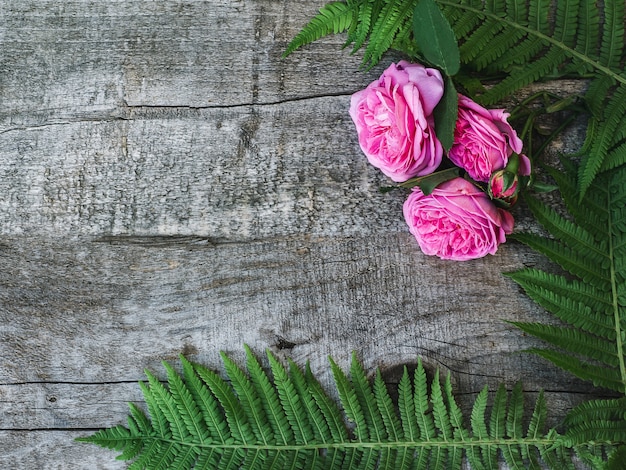 Hermosas flores de primavera sobre tableros en mal estado.