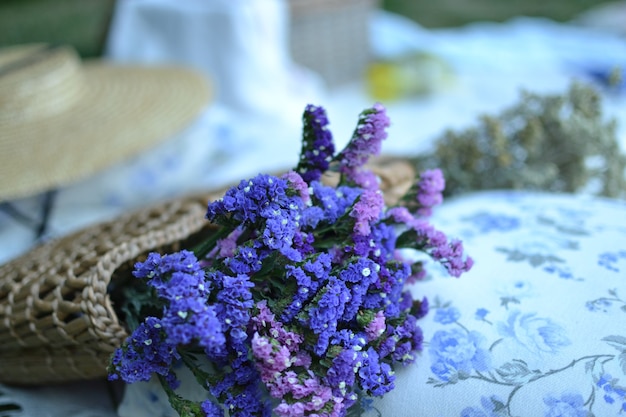 Hermosas flores en ramo de canasta de cerca