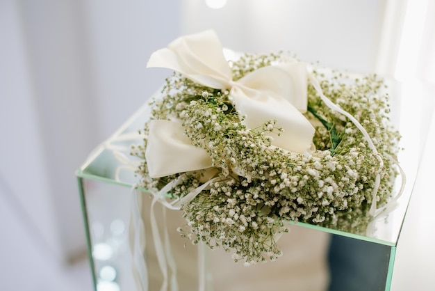 Hermosas flores y ramos de flores en la boda