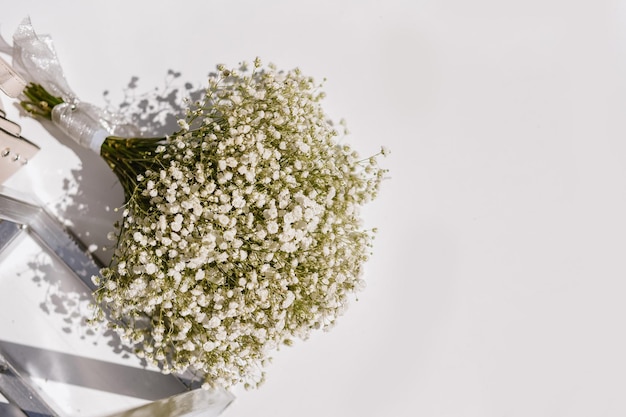 Hermosas flores y ramos de flores en la boda