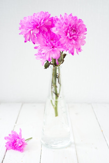 Hermosas flores rosadas en un jarrón sobre una mesa blanca