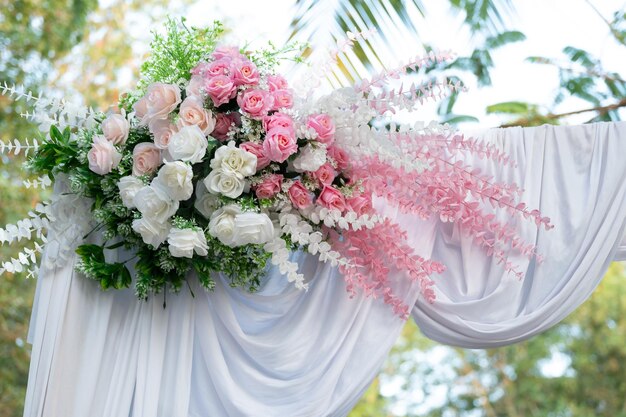 Hermosas flores rosas y blancas de fondo para la decoración de la ceremonia de boda