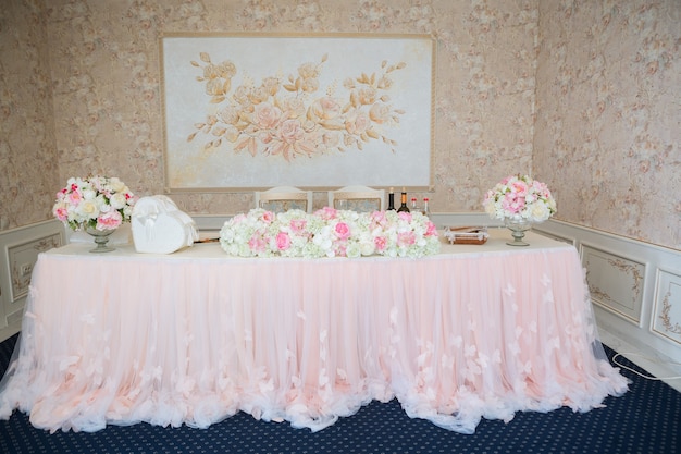 Hermosas flores rosas y blancas en la mesa en el día de la boda