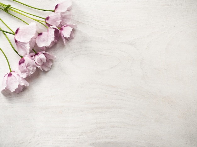 Hermosas flores silvestres tumbado en una mesa de madera