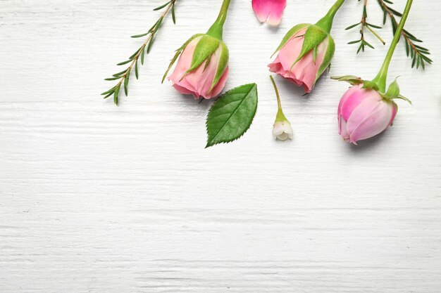 Hermosas flores sobre fondo de madera