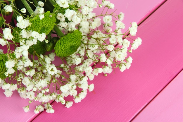 Hermosas flores sobre fondo de madera