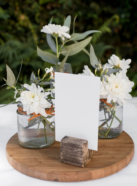 Hermosas flores en tablero de madera