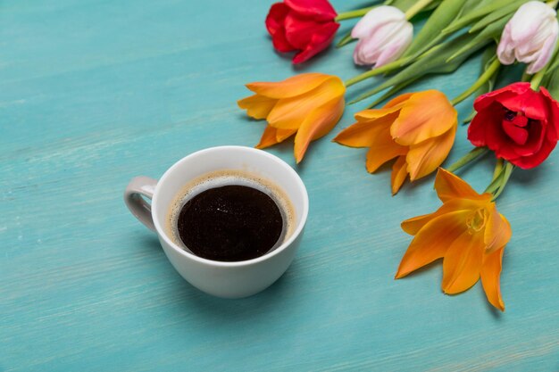 hermosas flores y taza