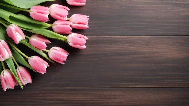 Hermosas flores de tulipán de colores en el fondo de madera vista superior Espacio para el texto