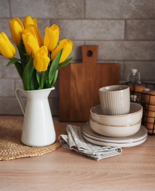 Hermosas flores de tulipán en la mesa de la cocina