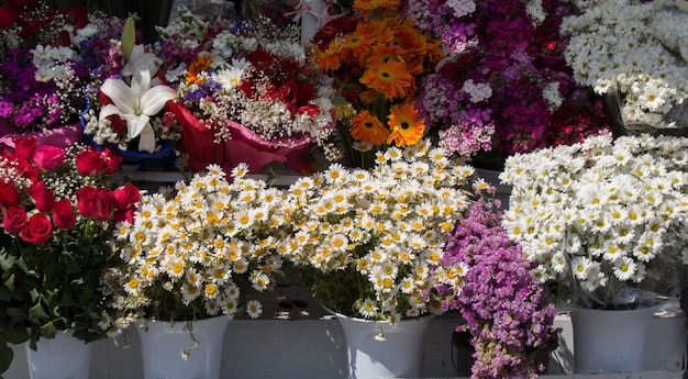 Hermosas flores de varios tipos en un jarrón de flores