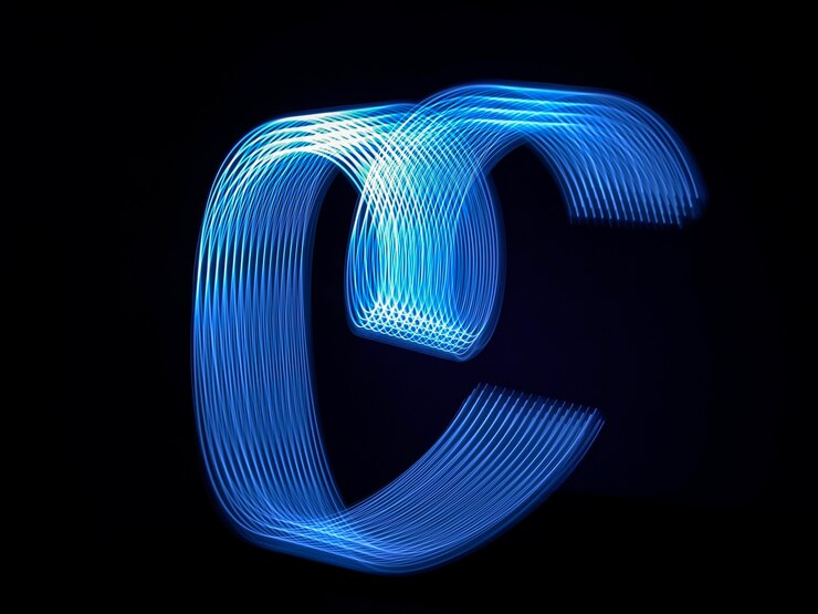 Foto hermosas formas gráficas hechas de luz con una larga exposición. patrón de fondo en tonos de color azul clásico del año 2020.