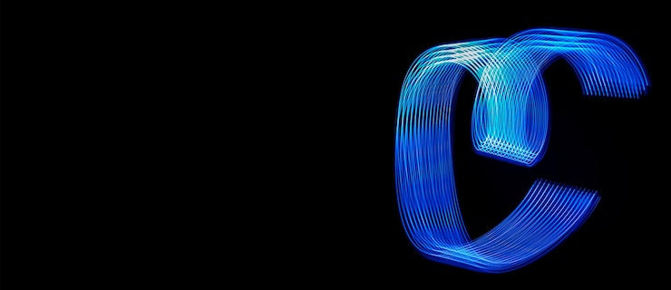 Foto hermosas formas gráficas de luz azul espiral sobre fondo negro. imagen gráfica de fondo.