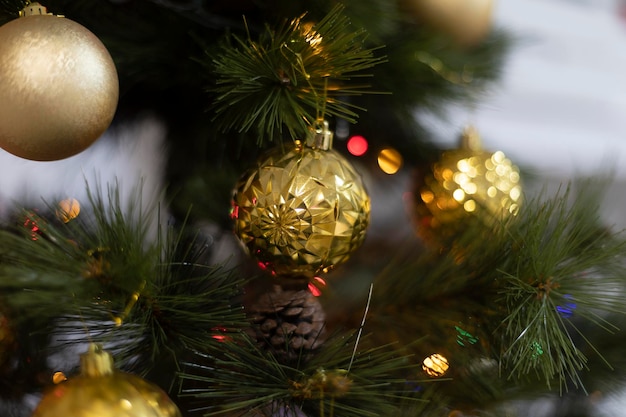 Hermosas fotografías de bolas de Navidad en un árbol de Navidad