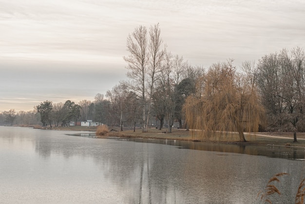 Hermosas fotos de la puesta de sol en un lago en baviera en la ciudad de ingolstadt