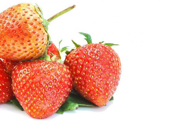 Hermosas fresas aisladas en blanco