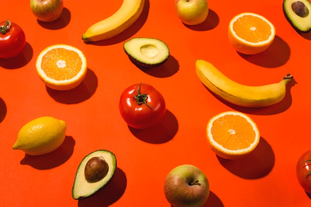 Hermosas frutas y verduras en una mesa brillante con sombras duras.