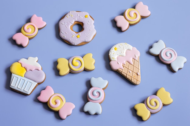 Hermosas galletas de jengibre para una fiesta infantil en forma de dulces y caramelos, plano.