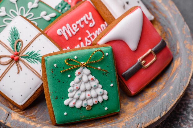 Hermosas galletas de jengibre navideñas de colores para el diseño y la decoración.