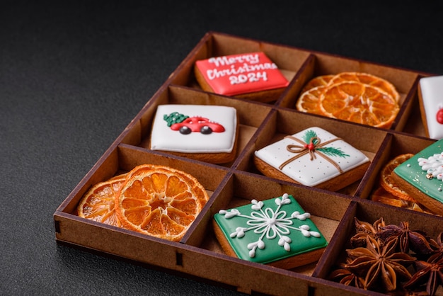 Hermosas galletas de jengibre navideñas de colores para el diseño y la decoración.