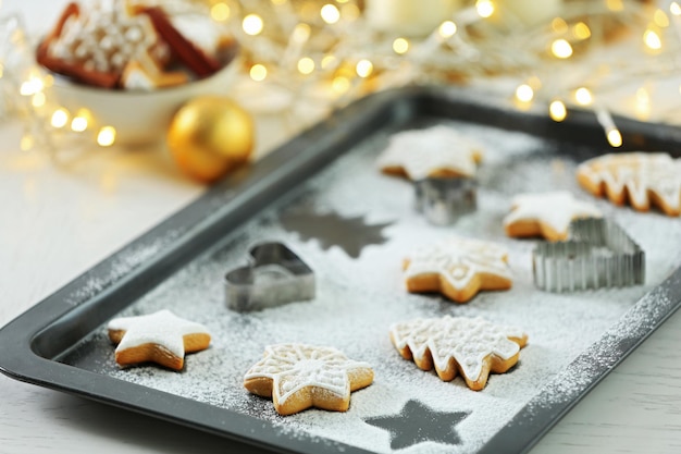 Hermosas galletas de Navidad en la bandeja del horno, cerrar