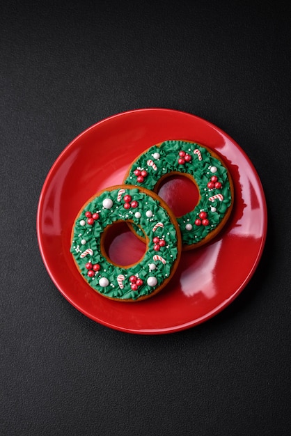 Hermosas galletas de pan de jengibre caseras de colores brillantes en un plato de cerámica