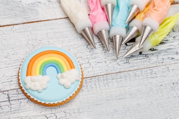 Foto hermosas galletas de pascua glaseadas - arcoiris