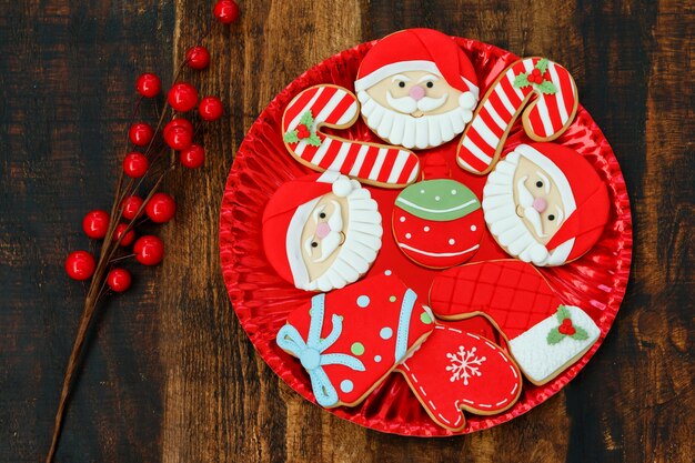 Hermosas galletas en un plato rojo