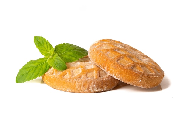 Hermosas galletas de strudel de postre con mermelada de manzana y canela sobre un fondo blanco