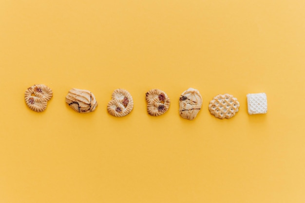 Hermosas galletas surtidas en amarillo.