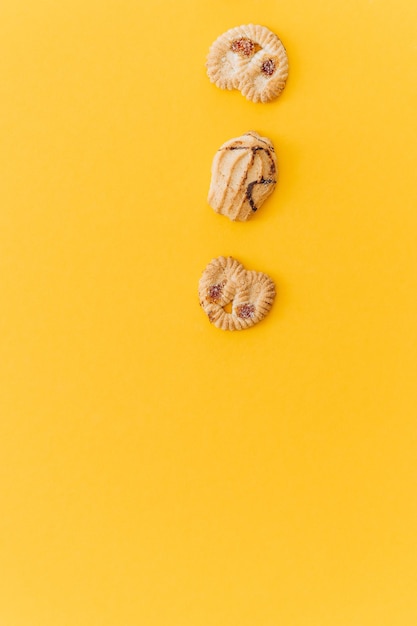 Hermosas galletas surtidas en amarillo.