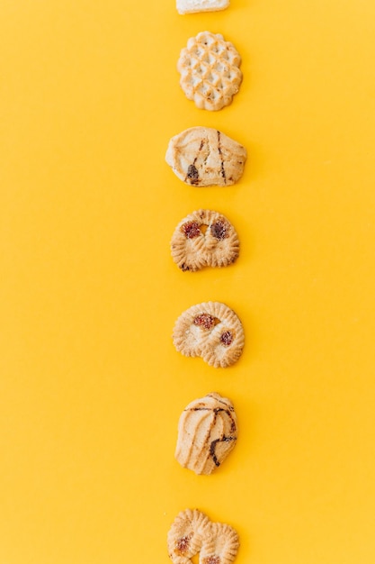 Hermosas galletas surtidas en amarillo.