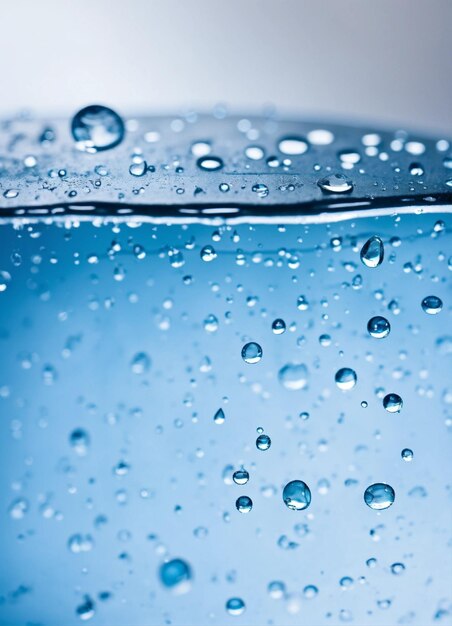 Hermosas gotas de lluvia azul bebé fondo blanco cristalino sin textura