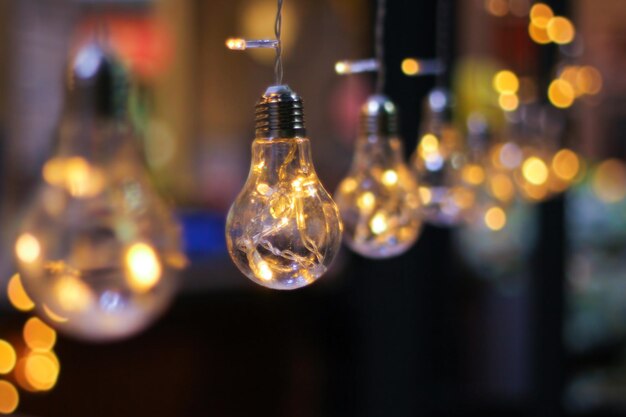 Hermosas guirnaldas iluminadas con luces festivas decoración de la habitación para el estado de ánimo de año nuevo