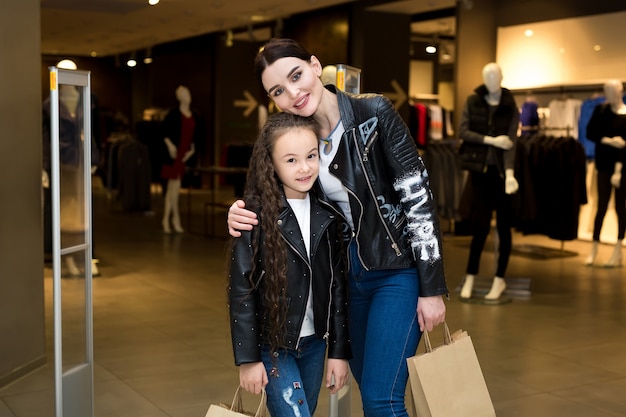 Hermosas hermanas de compras en un centro comercial