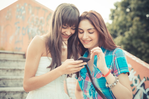 Foto hermosas hipster mujeres jóvenes hermanas amigos