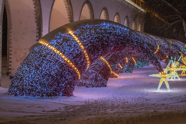 Hermosas iluminaciones festivas en el fondo de la nieve cerca del distrito de Rostokino MoscúRusia