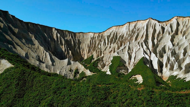 Hermosas imágenes aéreas de los acantilados blancos de la costa sur de Inglaterra, colinas verdes y boscosas de verano.