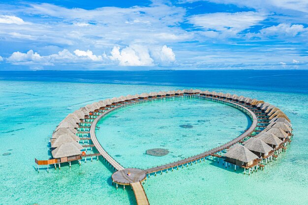 Hermosas islas maldivas del complejo aéreo de drones. Destino de viaje exótico, palmeras de la laguna oceánica