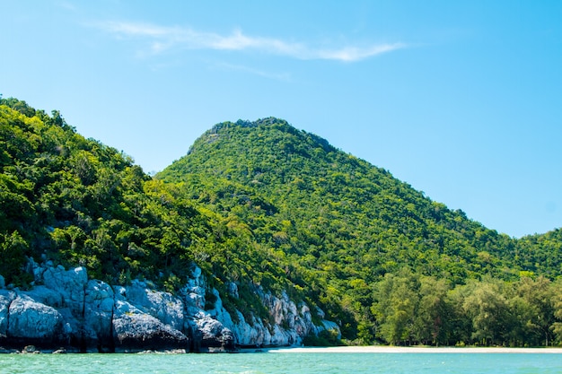 Las hermosas islas son montañas y mar en el cielo azul